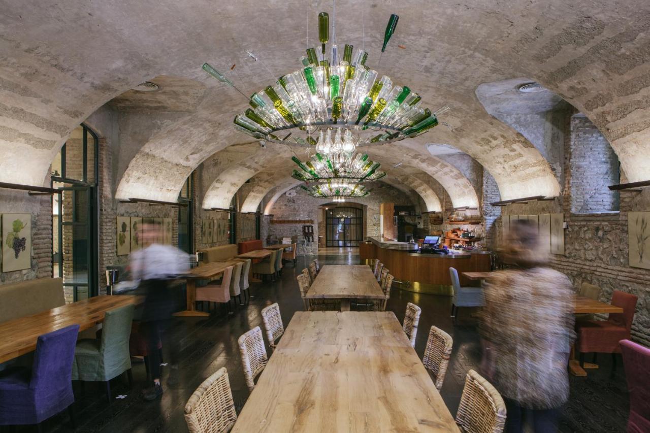 Отель Radisson Tsinandali Экстерьер фото Restaurant in the wine cellar